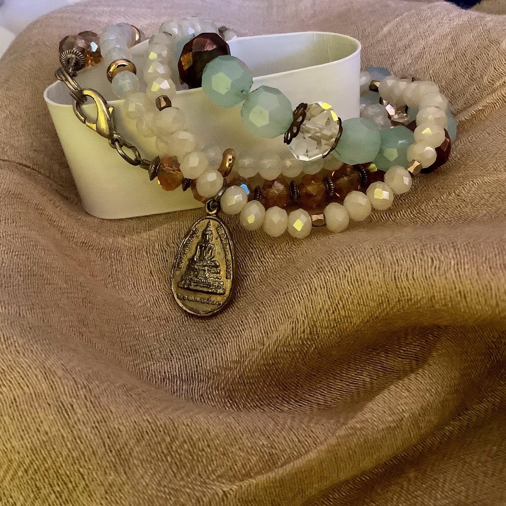 Mix of 4 bracelets